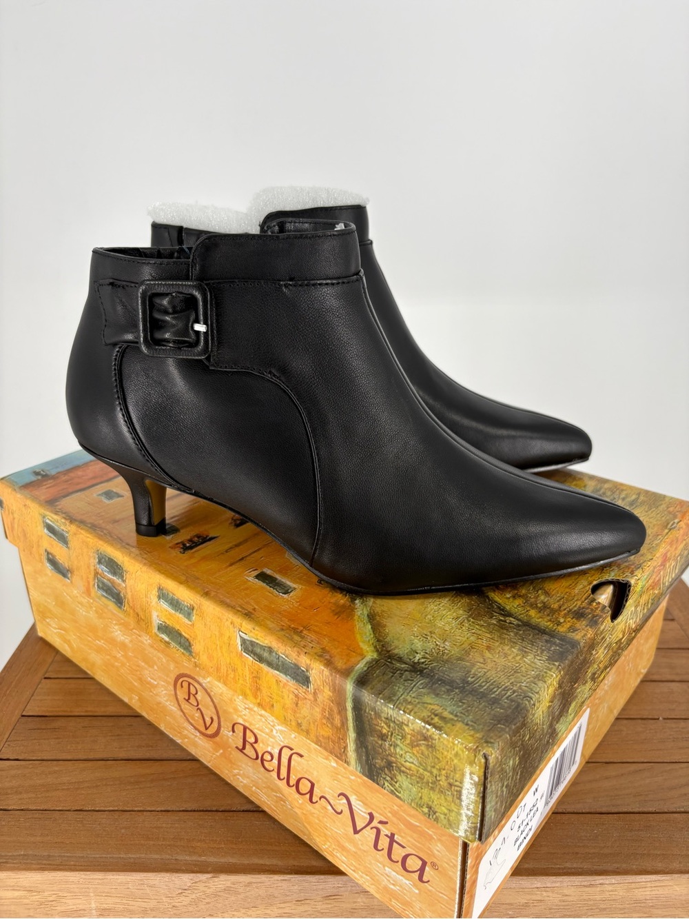 New women’s Bella Vita Black Leather Pointed Toe Ankle Boots size 7 W - Picture 2 of 8